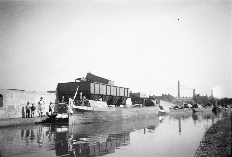 19430000c GUCC Grand Union Canal by Barge Captain CHRISTIAN VLASTO (m. Abbas) 03.jpg